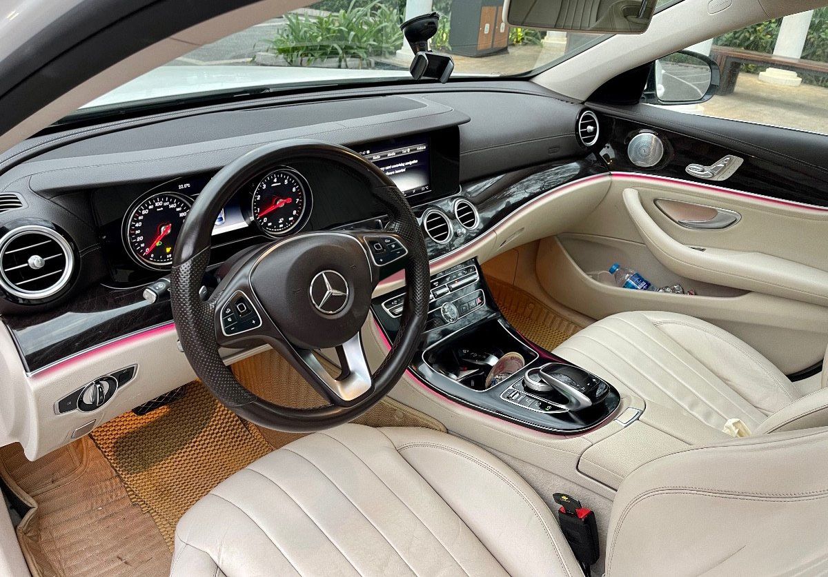 Mercedes-Benz E250 2018 - Cần bán xe Mercedes E250 năm sản xuất 2018, màu trắng