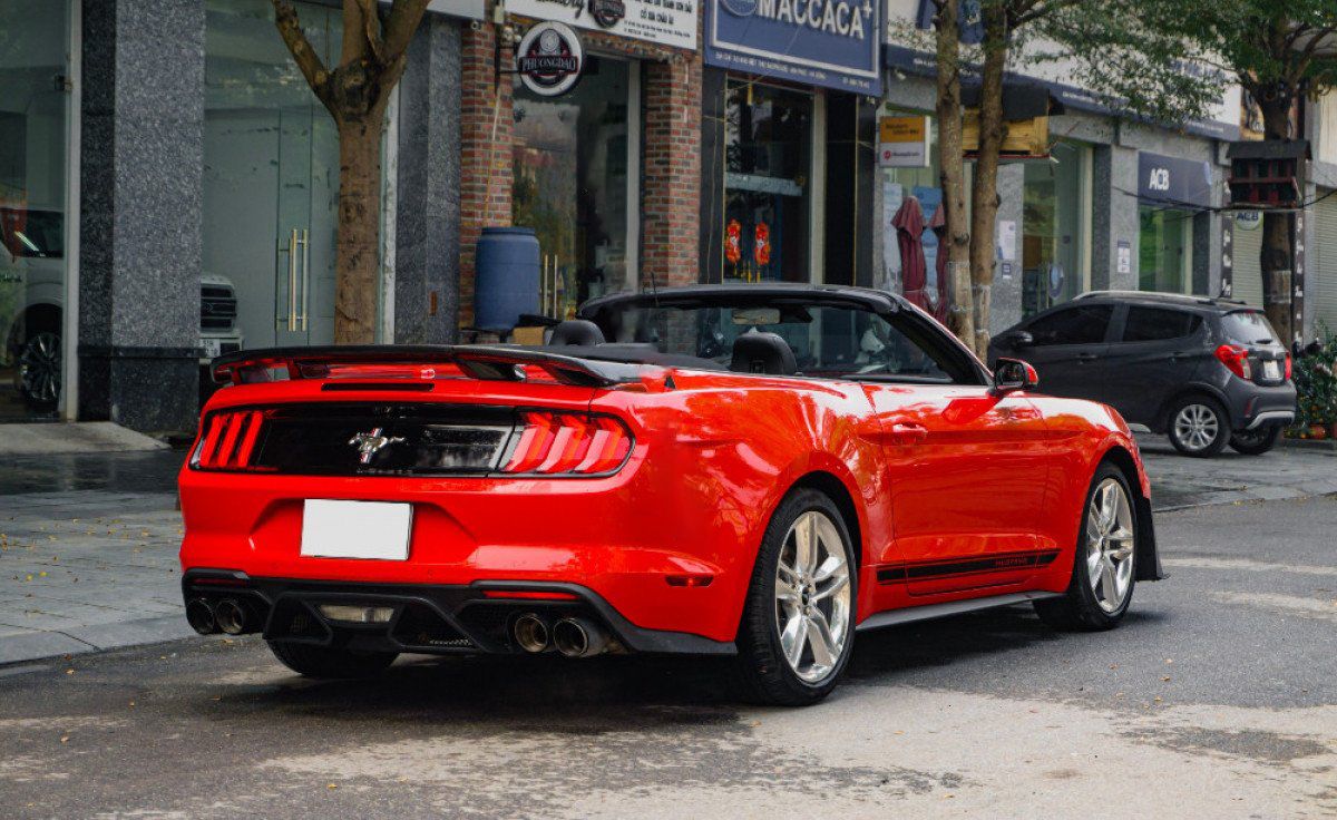 Ford Mustang 2021 - Cần bán Ford Mustang 2.3 EcoBoost năm sản xuất 2021, màu đỏ, nhập khẩu