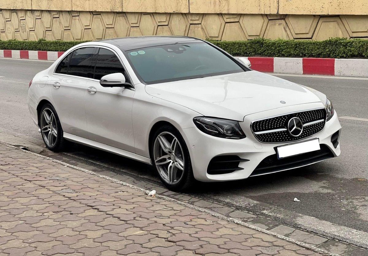 Mercedes-Benz E300 2017 - Cần bán gấp Mercedes E300 AMG năm 2017, màu trắng