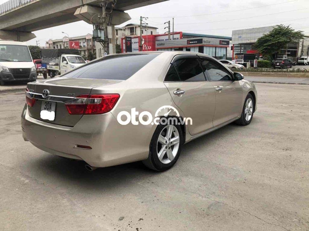 Toyota Camry 2014 - Bán ô tô Toyota Camry năm sản xuất 2014, màu bạc, 689tr