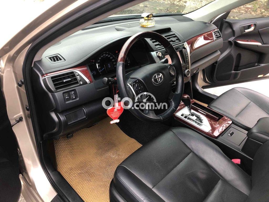 Toyota Camry 2014 - Bán ô tô Toyota Camry năm sản xuất 2014, màu bạc, 689tr