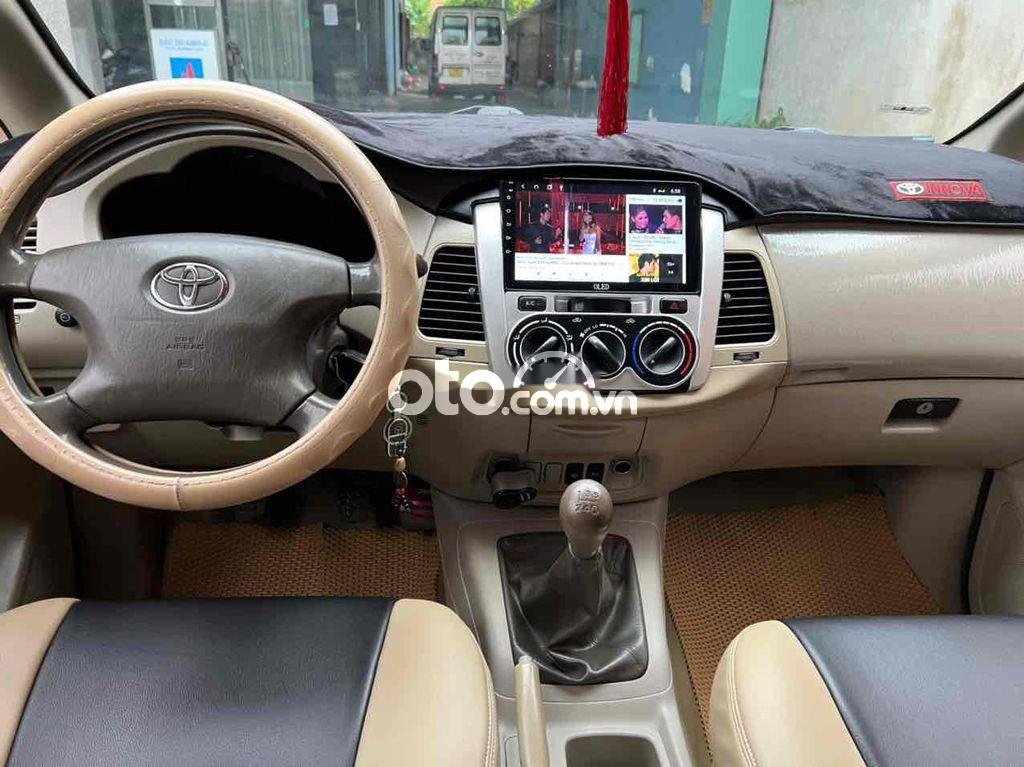 Toyota Innova 2011 - Bán Toyota Innova 2.0G sản xuất năm 2011, màu bạc, 295tr