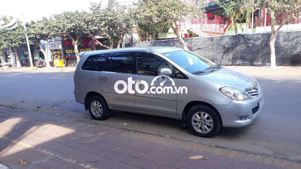 Toyota Innova 2011 - Bán Toyota Innova năm 2011, màu bạc