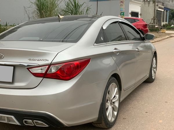 Hyundai Sonata 2011 - Cần bán lại xe Hyundai Sonata sản xuất 2011, màu bạc