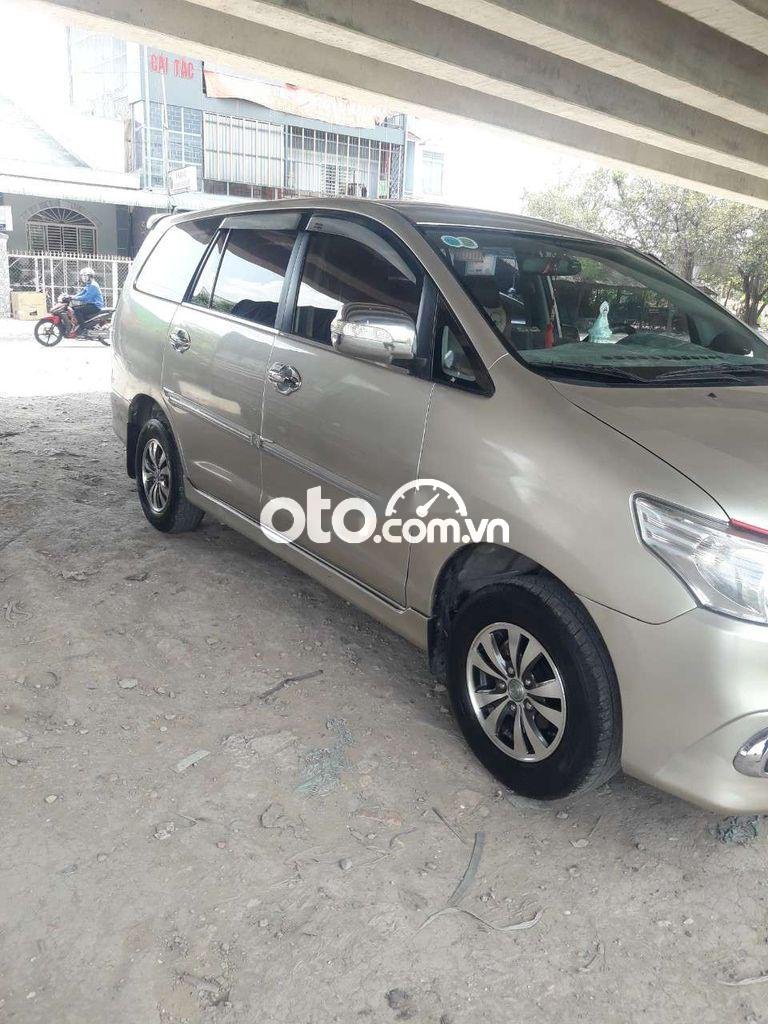 Toyota Innova 2012 - Bán Toyota Innova 2.0E năm 2012, màu bạc, 265 triệu