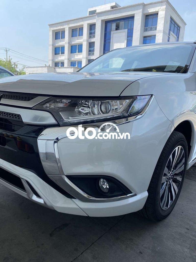 Mitsubishi Outlander 2022 - Cần bán xe Mitsubishi Outlander 2.4CVT năm sản xuất 2022, màu trắng