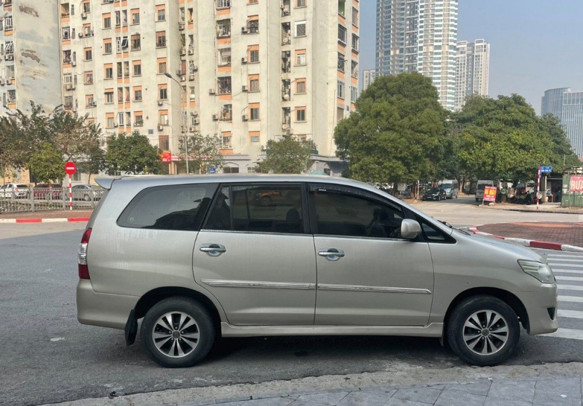 Toyota Innova 2012 - Màu bạc giá ưu đãi