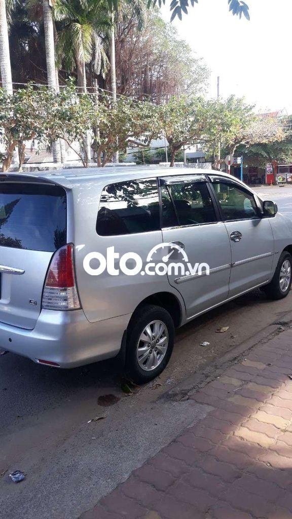 Toyota Innova 2011 - Bán Toyota Innova năm 2011, màu bạc