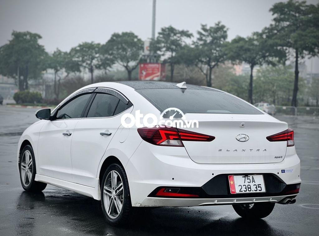 Hyundai Elantra 2021 - Bán ô tô Hyundai Elantra sản xuất 2021, màu trắng, giá tốt