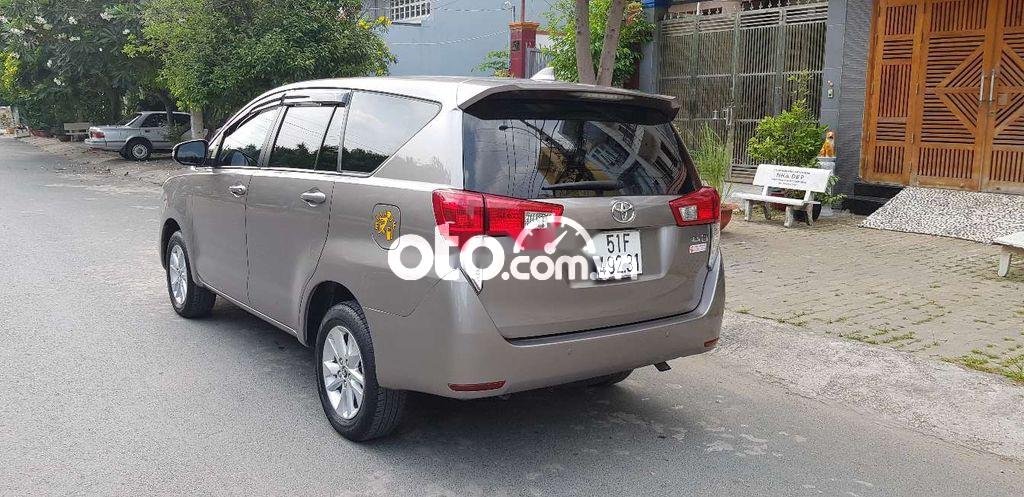 Toyota Innova 2017 - Cần bán lại xe Toyota Innova 2.0E sản xuất năm 2017, màu xám