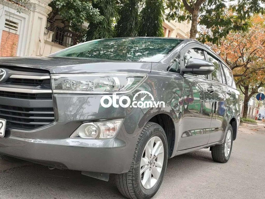 Toyota Innova 2017 - Cần bán xe Toyota Innova sản xuất năm 2017, màu xám