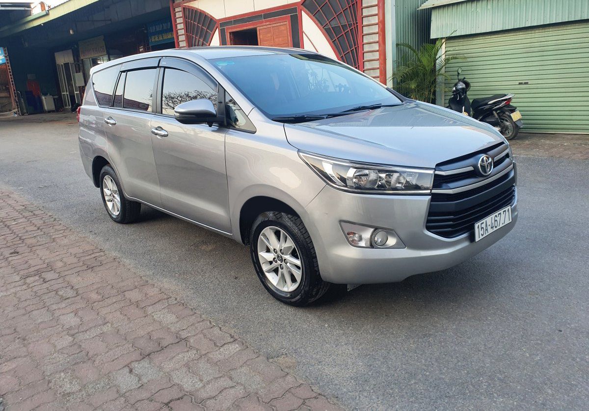 Toyota Innova 2019 - Bán Toyota Innova 2.0E sản xuất năm 2019, màu bạc, 550tr