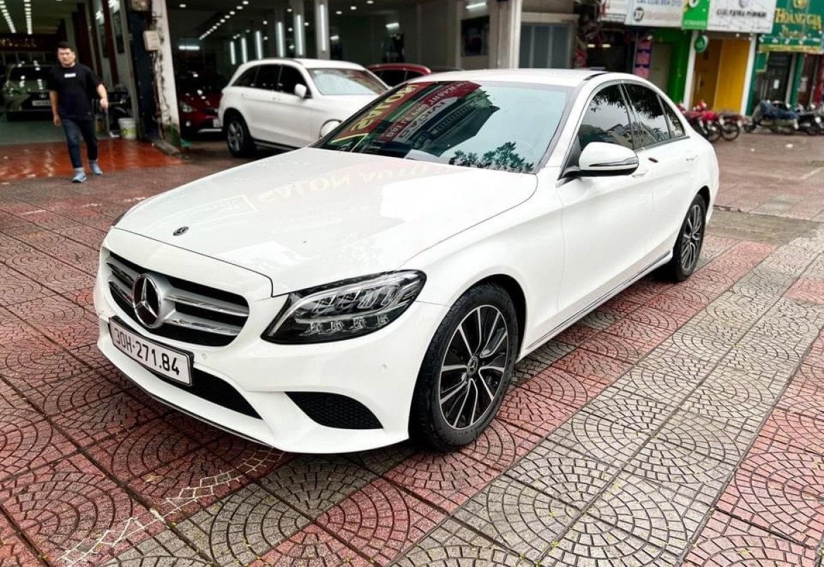 Mercedes-Benz C200 2018 - Bán Mercedes C200 năm sản xuất 2018, màu trắng còn mới