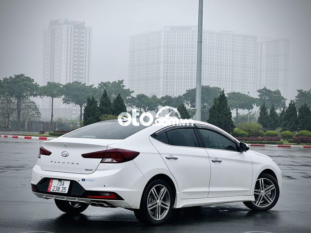Hyundai Elantra 2021 - Bán ô tô Hyundai Elantra sản xuất 2021, màu trắng, giá tốt