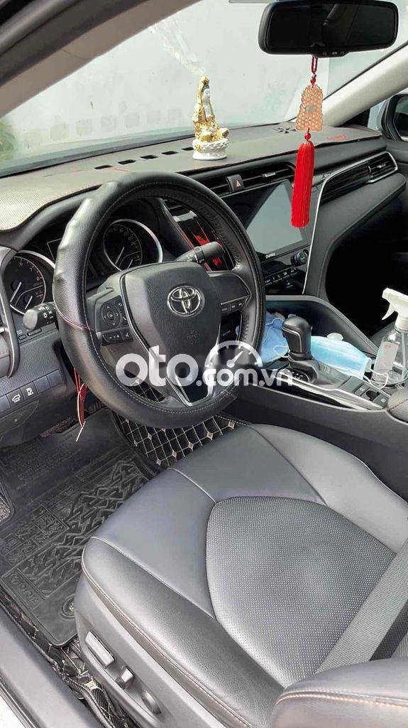 Toyota Camry 2019 - Cần bán lại xe Toyota Camry sản xuất 2019, màu đen giá cạnh tranh