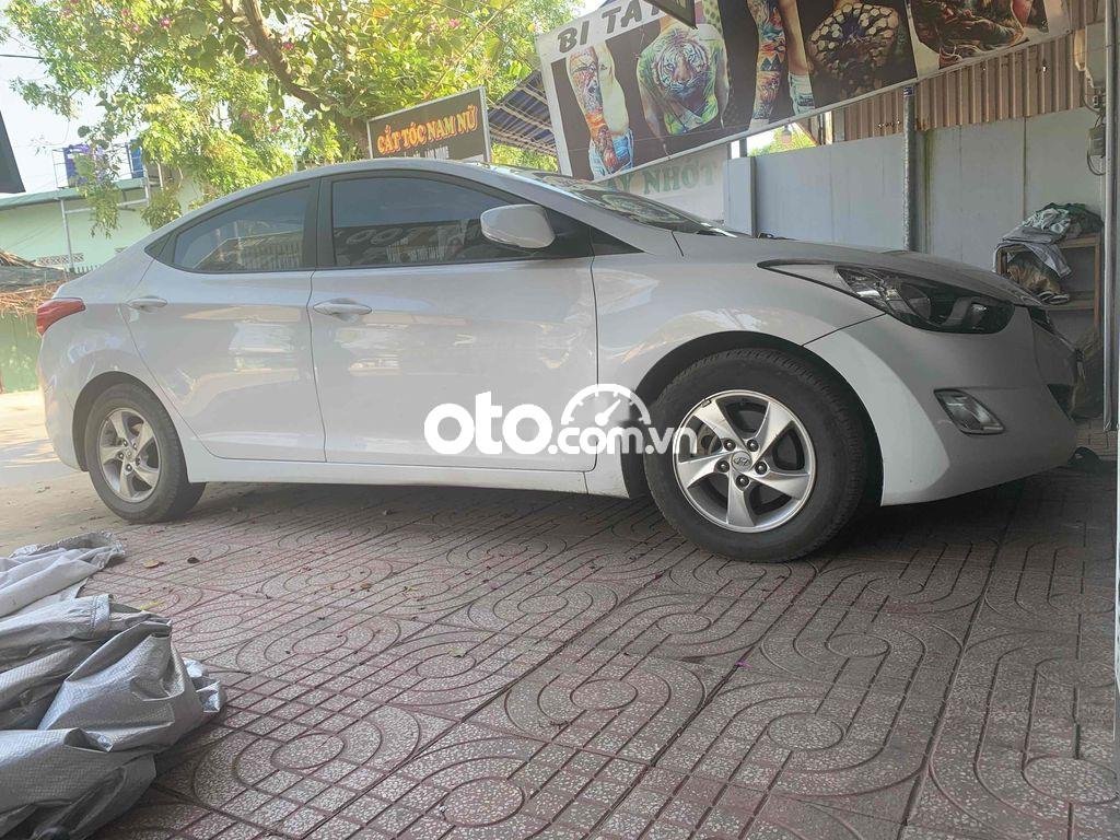 Hyundai Avante 2011 - Bán Hyundai Avante 1.6AT năm 2011, màu trắng, nhập khẩu xe gia đình