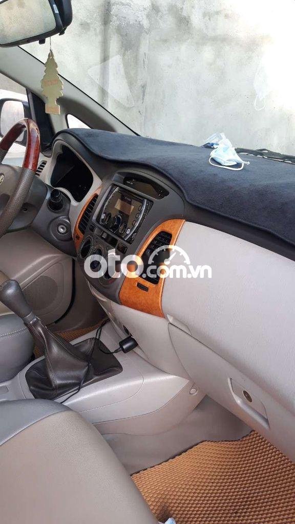 Toyota Innova 2011 - Bán Toyota Innova năm 2011, màu bạc