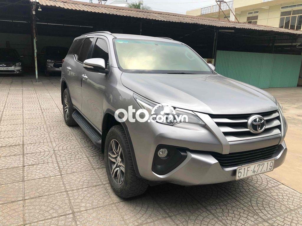 Toyota Fortuner 2017 - Cần bán xe Toyota Fortuner 2.5G 4x2MT năm 2017, màu bạc, giá chỉ 815 triệu