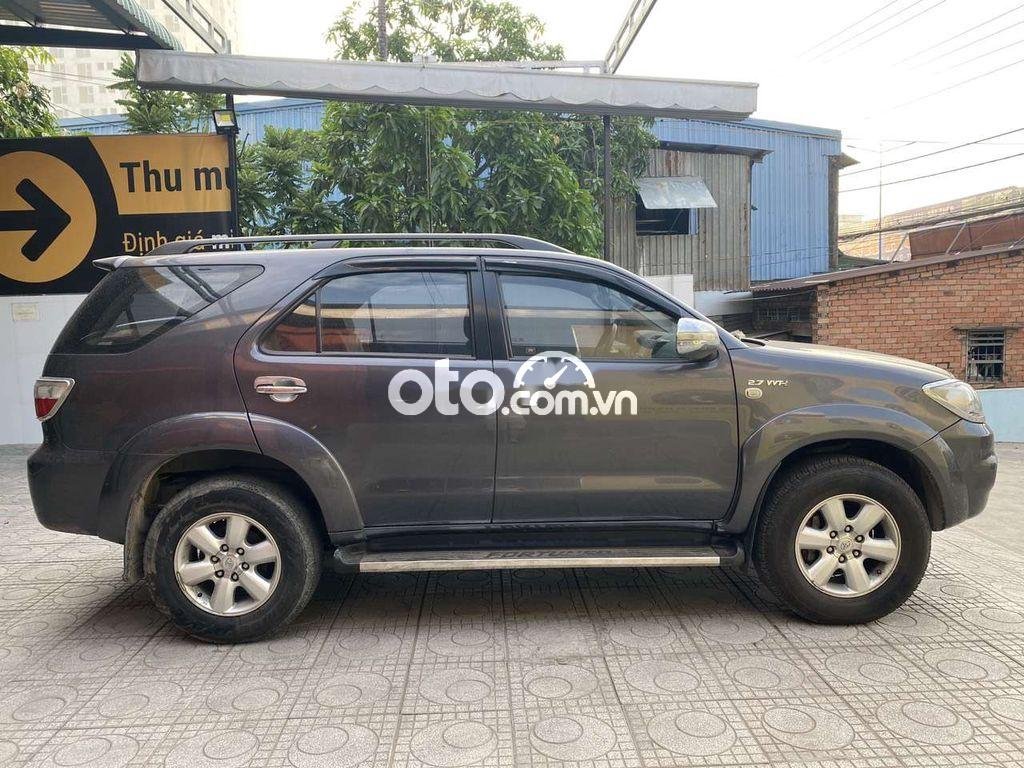 Toyota Fortuner 2011 - Cần bán xe Toyota Fortuner 2.7V sản xuất năm 2011, màu xám còn mới, giá tốt