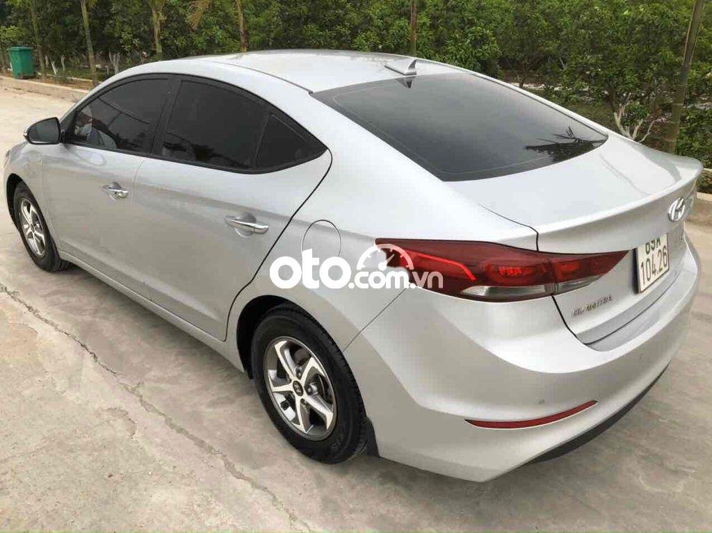 Hyundai Elantra 2017 - Cần bán xe Hyundai Elantra GLS 1.8MT sản xuất 2017, màu bạc còn mới