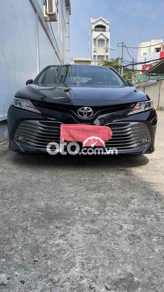 Toyota Camry 2019 - Cần bán lại xe Toyota Camry sản xuất 2019, màu đen giá cạnh tranh