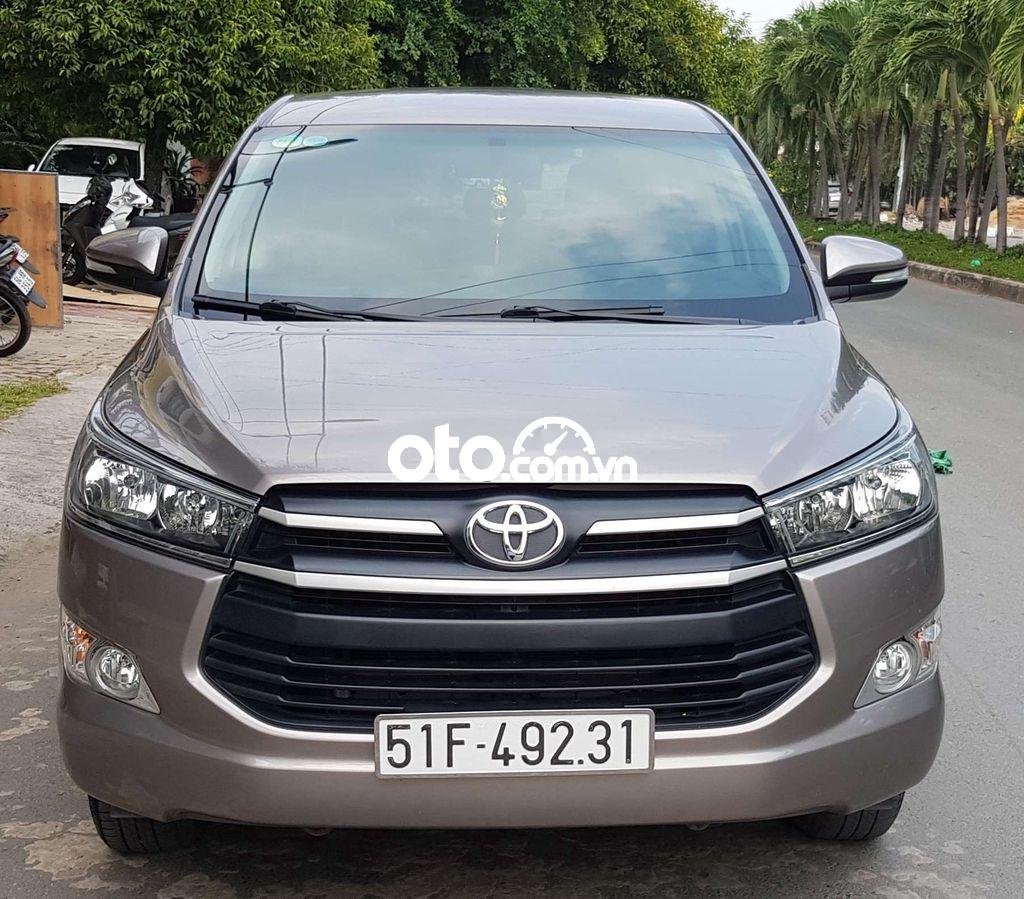 Toyota Innova 2017 - Cần bán lại xe Toyota Innova 2.0E sản xuất năm 2017, màu xám