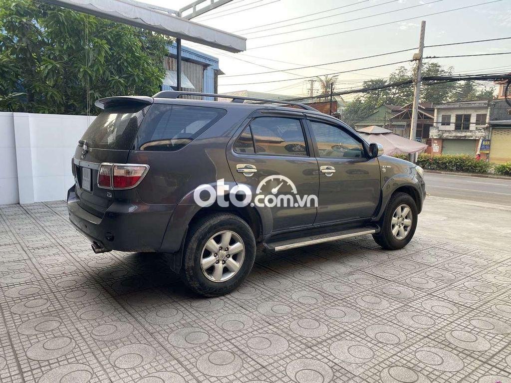 Toyota Fortuner 2011 - Cần bán xe Toyota Fortuner 2.7V sản xuất năm 2011, màu xám còn mới, giá tốt