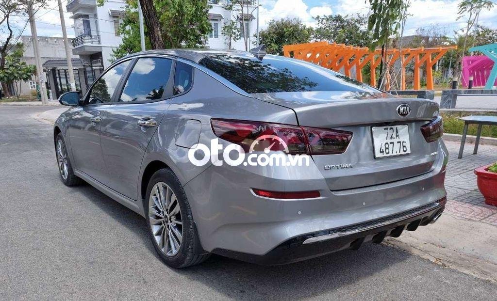 Kia Optima 2020 - Cần bán lại xe Kia Optima 2.0AT tiêu chuẩn sản xuất 2020, màu bạc xe gia đình, 726 triệu