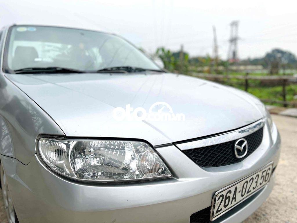 Mazda 323 2004 - Cần bán gấp Mazda 323 năm sản xuất 2004, màu bạc, xe nhập giá cạnh tranh