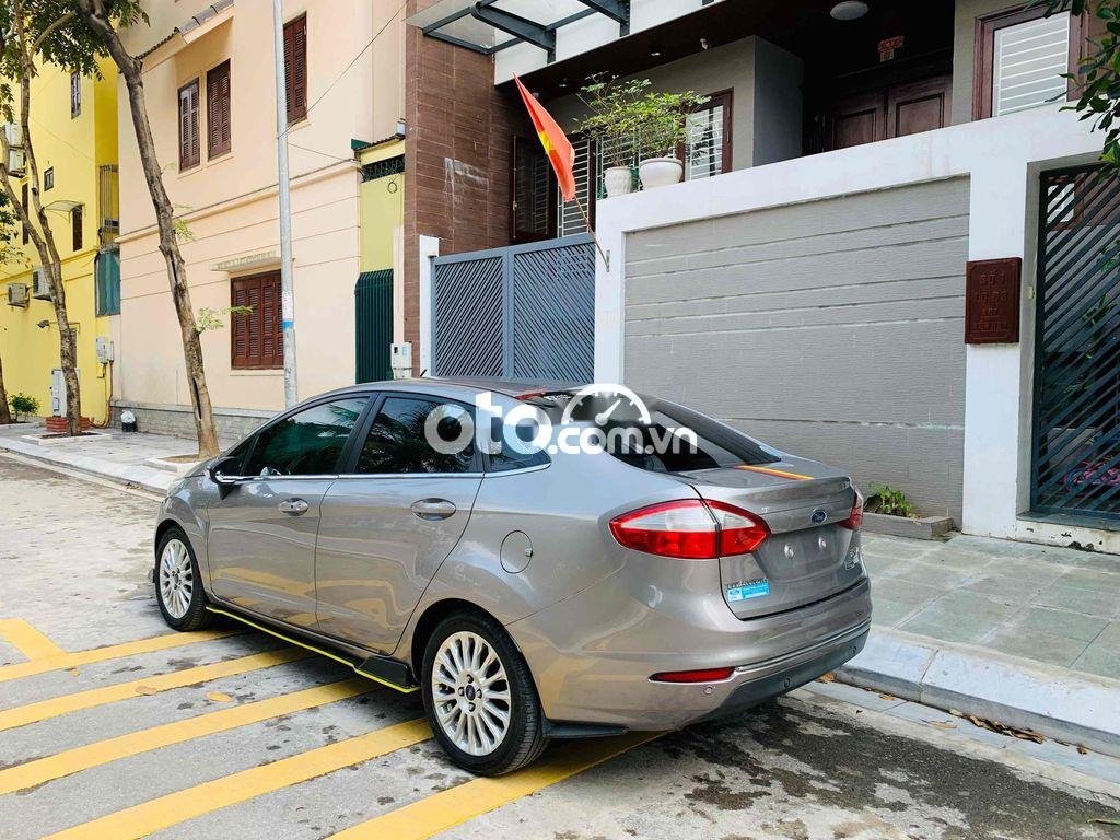 Ford Fiesta 2015 - Bán Ford Fiesta 1.5AT Titanium năm sản xuất 2015, màu bạc