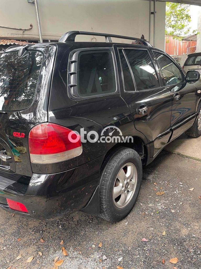 Hyundai Santa Fe 2004 - Cần bán gấp Hyundai Santa Fe năm 2004, màu đen, xe nhập còn mới