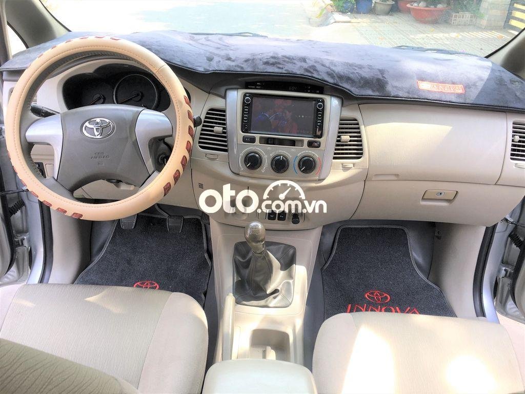 Toyota Innova 2016 - Bán Toyota Innova năm sản xuất 2016, màu bạc, giá 380tr