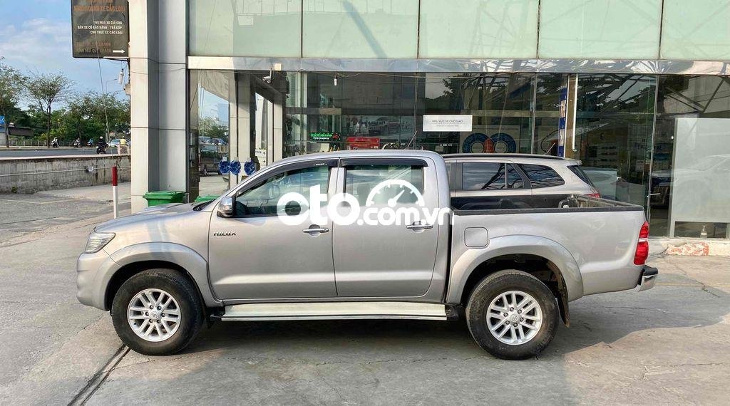 Toyota Hilux 2015 - Bán Toyota Hilux 2.5E 4x2MT sản xuất 2015, màu bạc, nhập khẩu nguyên chiếc số sàn, giá tốt