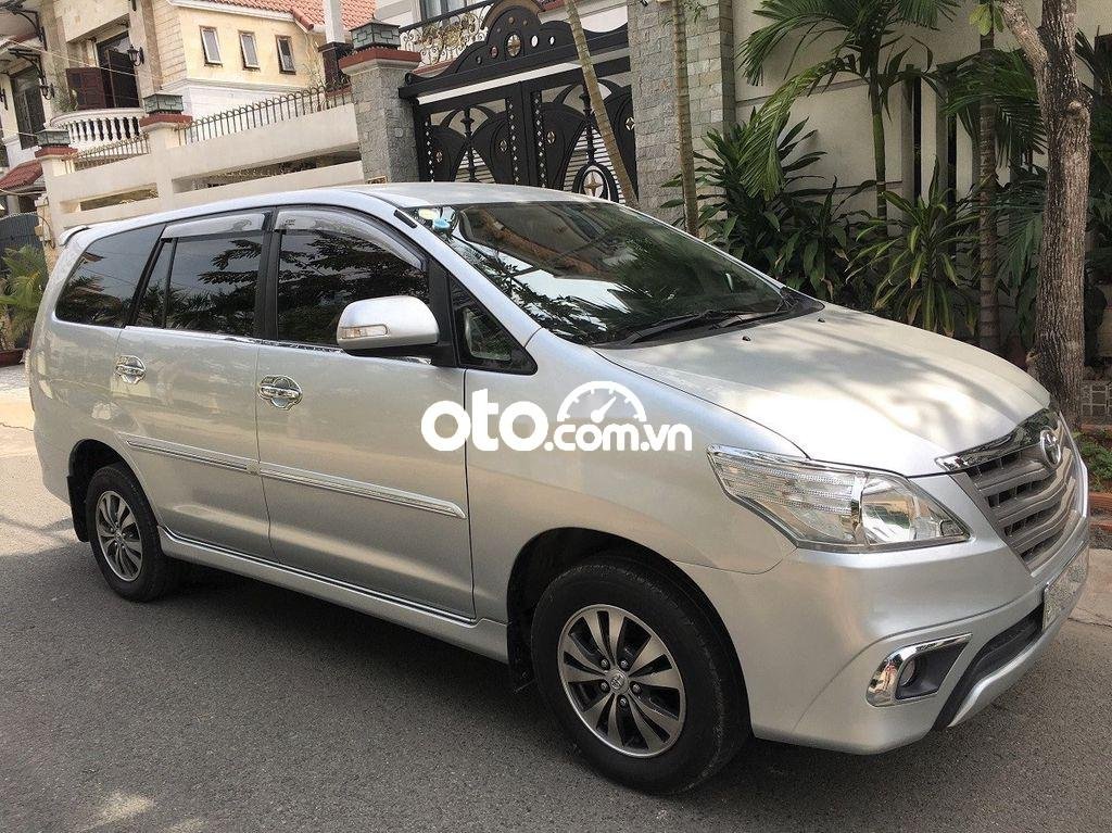 Toyota Innova 2016 - Bán Toyota Innova năm sản xuất 2016, màu bạc, giá 380tr