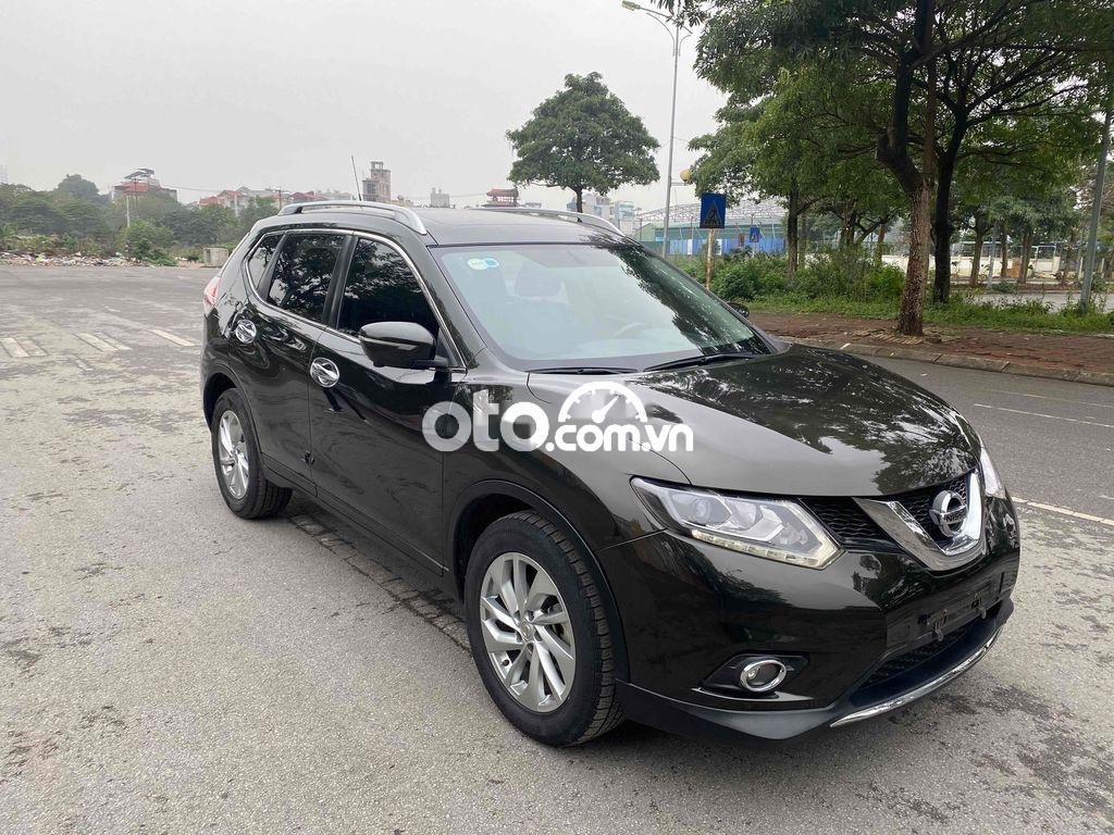 Nissan X trail 2016 - Bán Nissan X trail 2.5 SV 4WD sản xuất 2016, màu đen, 668 triệu