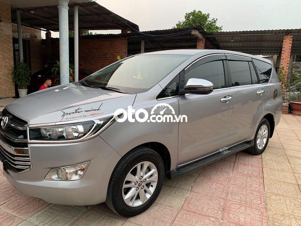 Toyota Innova 2019 - Bán Toyota Innova sản xuất năm 2019, màu xám còn mới, 603tr