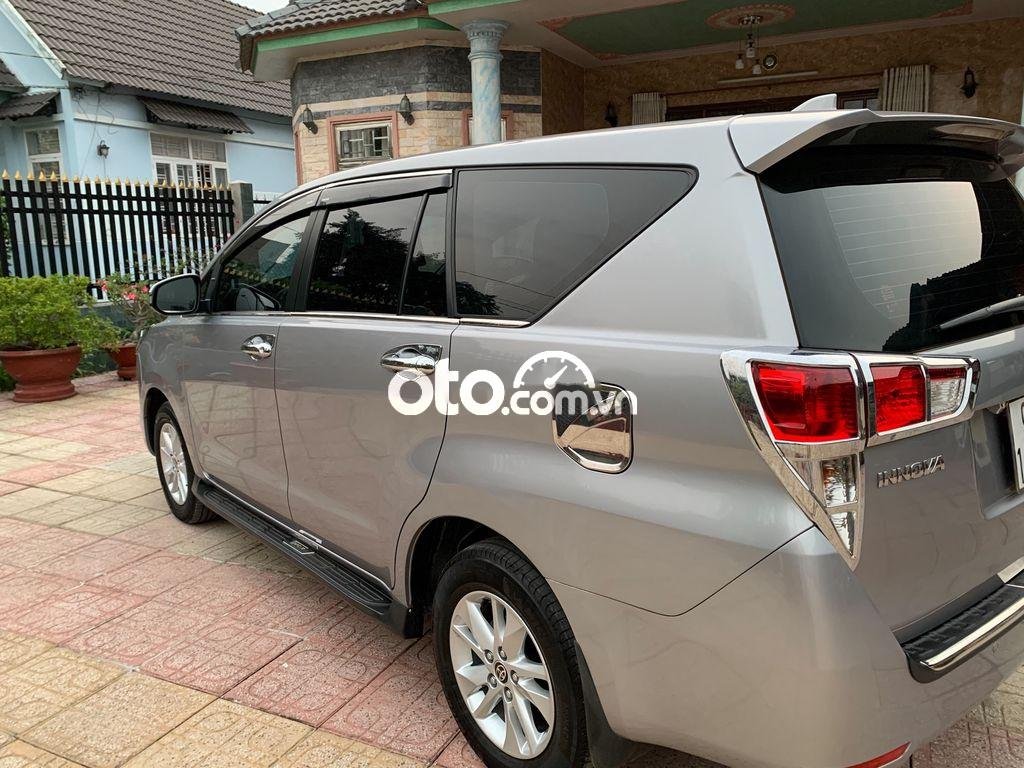 Toyota Innova 2019 - Bán Toyota Innova sản xuất năm 2019, màu xám còn mới, 603tr