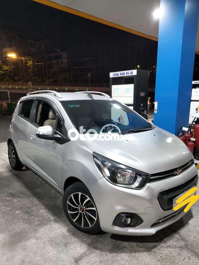 Chevrolet Spark 2018 - Cần bán xe Chevrolet Spark LT sản xuất năm 2018, màu bạc