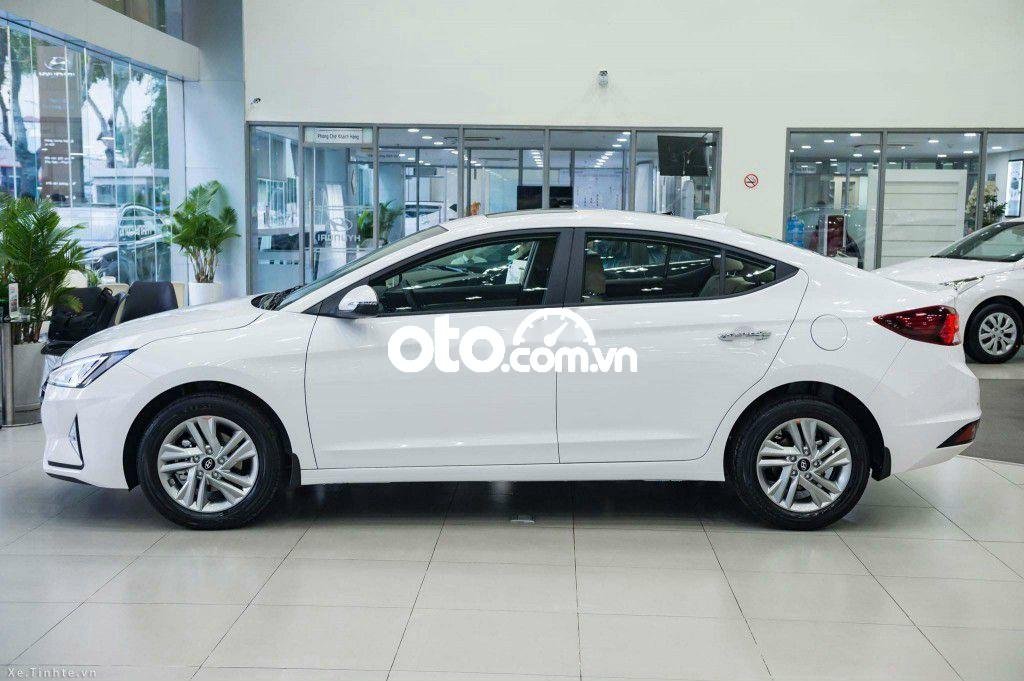 Hyundai Elantra 2022 - Bán Hyundai Elantra 1.6AT sản xuất năm 2022, màu trắng