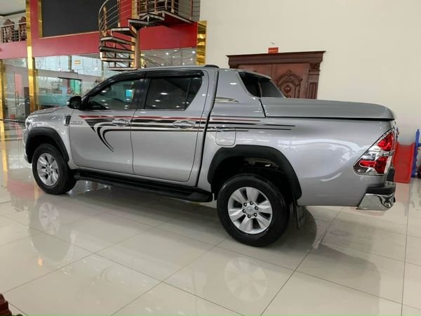 Toyota Hilux 2016 - Cần bán lại xe Toyota Hilux sản xuất 2016, màu bạc số tự động