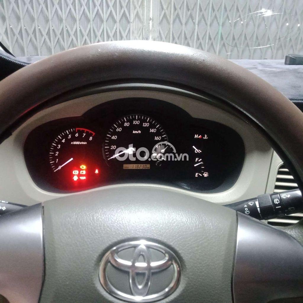 Toyota Innova 2015 - Bán Toyota Innova 2.0E năm sản xuất 2015, màu bạc, 390 triệu