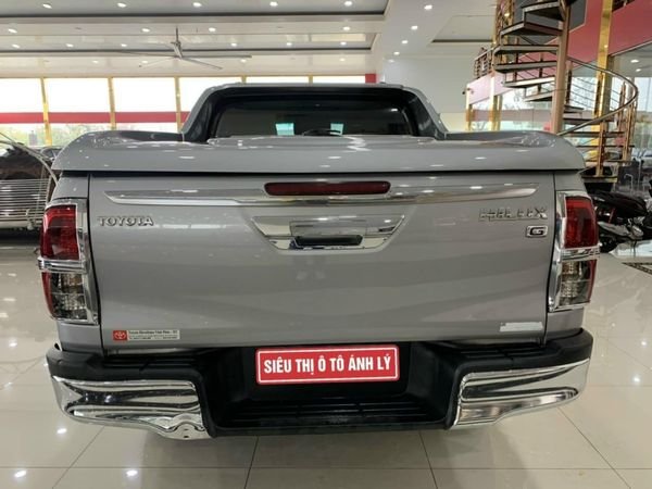 Toyota Hilux 2016 - Cần bán lại xe Toyota Hilux sản xuất 2016, màu bạc số tự động