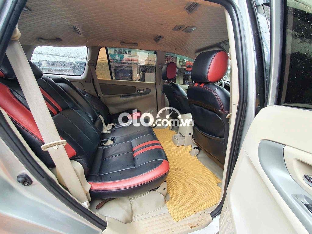 Toyota Innova 2015 - Cần bán gấp Toyota Innova MT năm sản xuất 2015, màu bạc xe gia đình