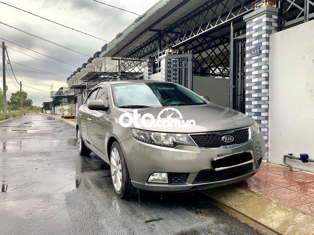 Kia Forte 2011 - Cần bán Kia Forte 1.6AT sản xuất 2011, màu xám xe gia đình