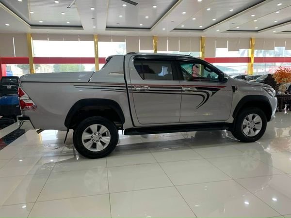 Toyota Hilux 2016 - Cần bán lại xe Toyota Hilux sản xuất 2016, màu bạc số tự động