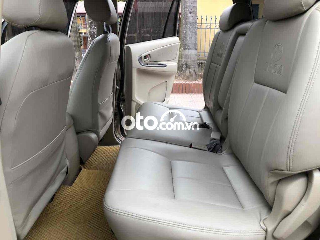 Toyota Innova 2015 - Bán Toyota Innova 2.0E sản xuất 2015, màu bạc, 350 triệu