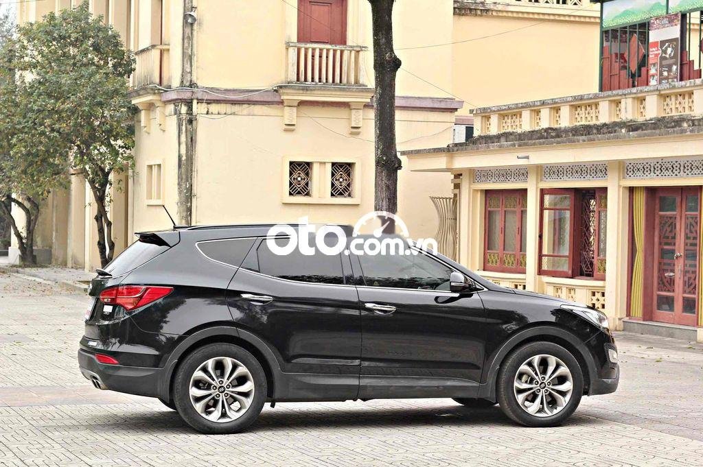 Hyundai Santa Fe 2016 - Bán ô tô Hyundai Santa Fe 2.4L máy xăng sản xuất 2016, màu đen