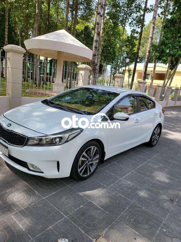 Kia Cerato 2018 - Bán Kia Cerato sản xuất 2018, màu trắng số sàn, 408 triệu