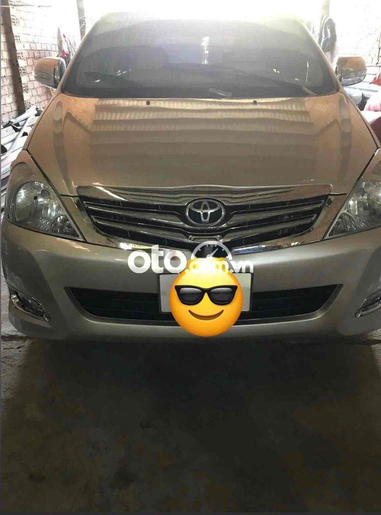 Toyota Innova 2010 - Bán ô tô Toyota Innova G năm 2010, màu bạc xe gia đình