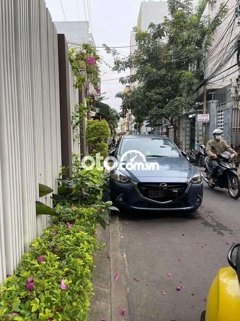 Mazda 2 2016 - Bán xe Mazda 2 1.5AT sản xuất năm 2016, màu xanh lam mới chạy 45.000 km